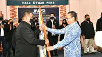 Ketua MPR RI Bambang Soesatyo mengukuhkan Pengurus Pusat JMSI periode 2020-2025, di Gedung Dewan Pers, Jakarta, Rabu (25/11/20).