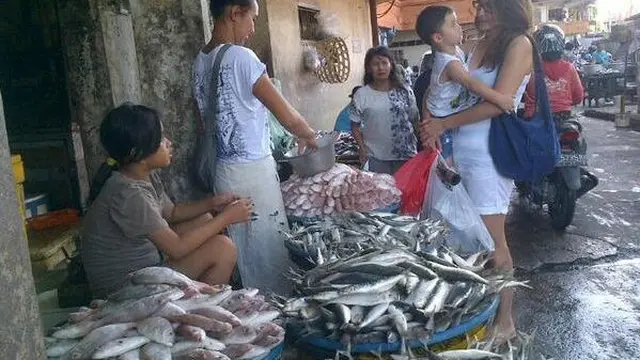 Artis Cantik Ini Ajak Anak Belanja di Pasar (sumber: twitter.com/@tamara_blesz)