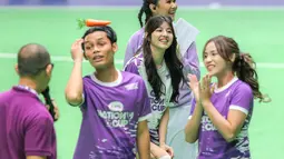 Kehadiran Brand Ambassador tim Esports, Vonzy Felicia (tengah), pemain Timnas Indonesia Wanita, Shafira Ika (kanan) dan konten kreator, Ini Ganta (dua kiri) dalm Fun Match AXIS Nation Cup 2023 makin membuat penonton yang hadir terhibur. (Bola.com/Bagaskara Lazuardi)