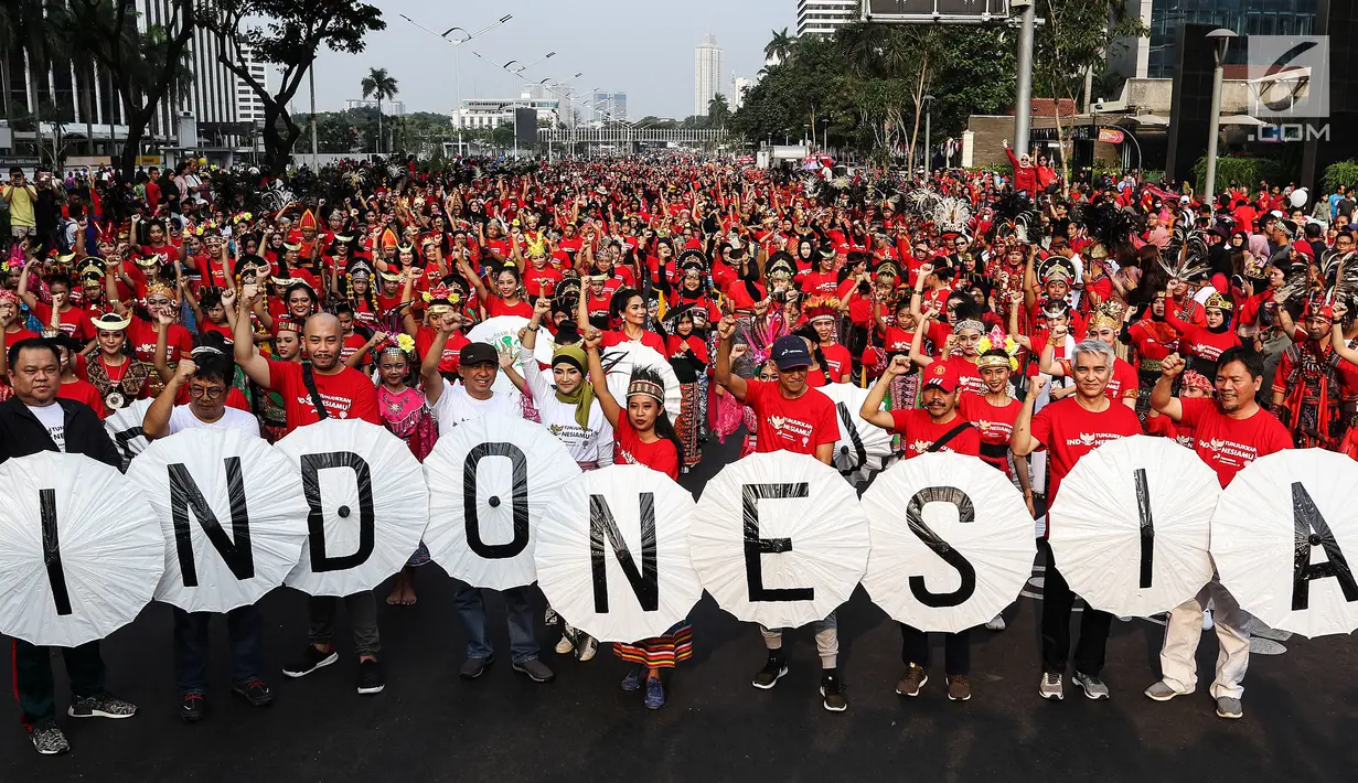 Penari menampilkan tarian khas Indonesia saat car free day (CFD) di Jalan Sudirman, Jakarta, Minggu (4/8/2019). Sebanyak 2.000 penari menampilkan 10 tarian khas Indonesia untuk menyatukan masyarakat yang sempat terpecah belah sehabis Pemilu 2019. (Liputa6.com/JohanTallo)