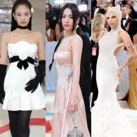 Dalam debutnya di Met Gala 2023, Jennie memakai gaun rilisan Chanel koleksi Fall 1990 dengan detail pita dan bunga Kamelia. [Foto: CHANEL].