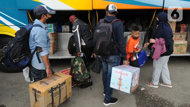 FOTO: Jelang Larangan Mudik, Terminal Bayangan Dipadati Pemudik