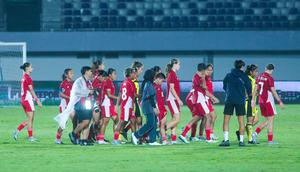 Pemain Timnas Indonesia Putri tertunduk lesu setelah ditaklukkan Chinese Taipei Putri dalam partai terakhir Grup D Kualifikasi Piala Asia Putri 2026 di Indomilk Arena, Tangerang, pada Sabtu (5/7/2025). (Bola.com/M Iqbal Ichsan)
