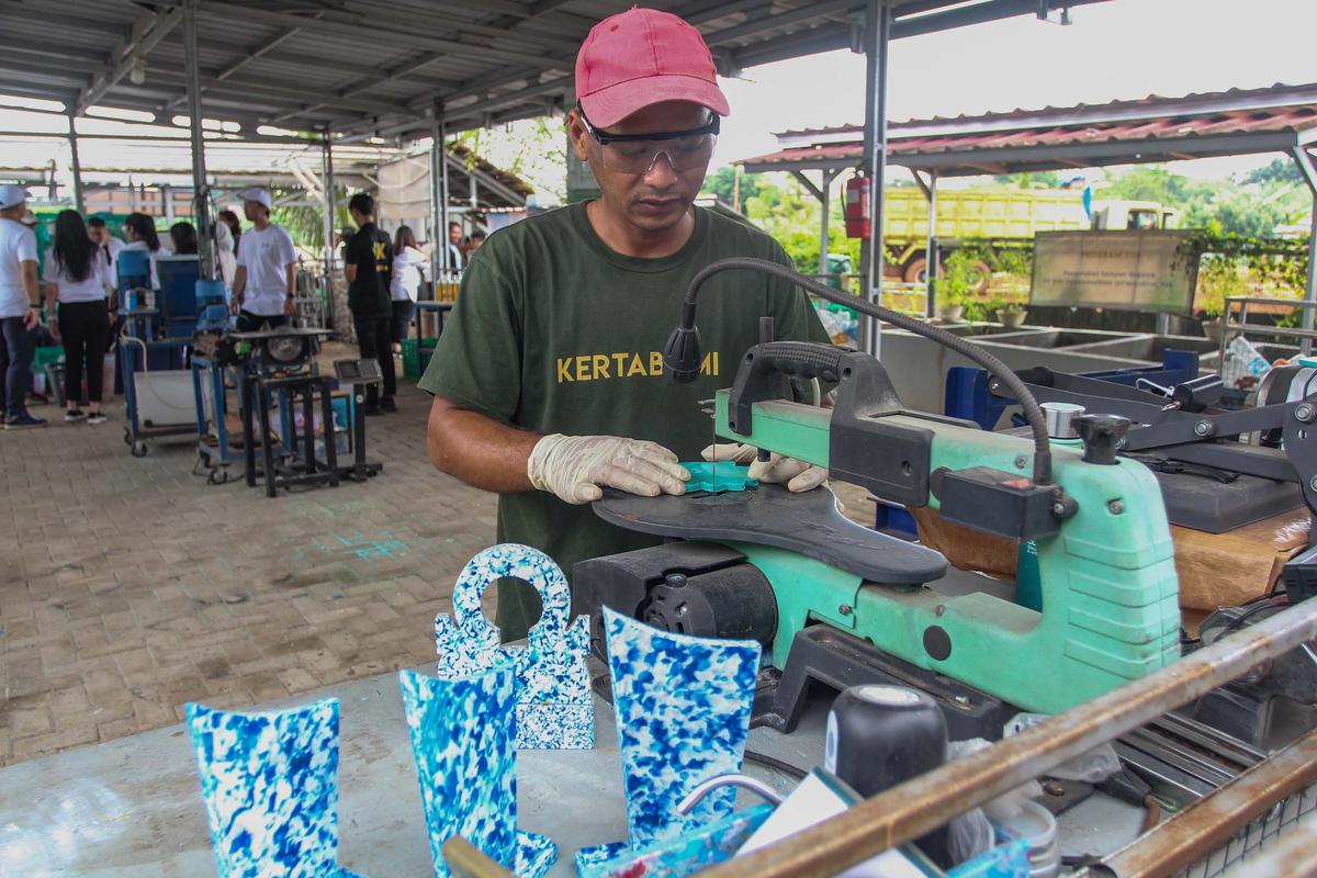 FOTO: Potret Pengolahan Sampah Plastik di Bank Sampah Kertabumi