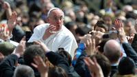 Paus Fransiskus melambaikan tangan kepada umat beriman setelah merayakan misa Paskah pada tanggal 31 Maret 2013 di Vatikan. (Alberto PIZZOLI/AFP)
