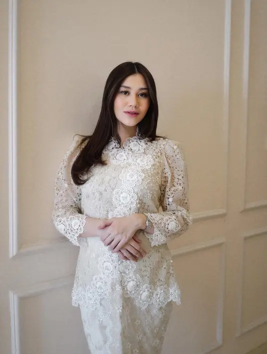 Aaliyah Massaid jadi bumil cantik padukan kebaya dan rok lace dari Artkea sebagai baju Lebaran [@thariqhalilintar]