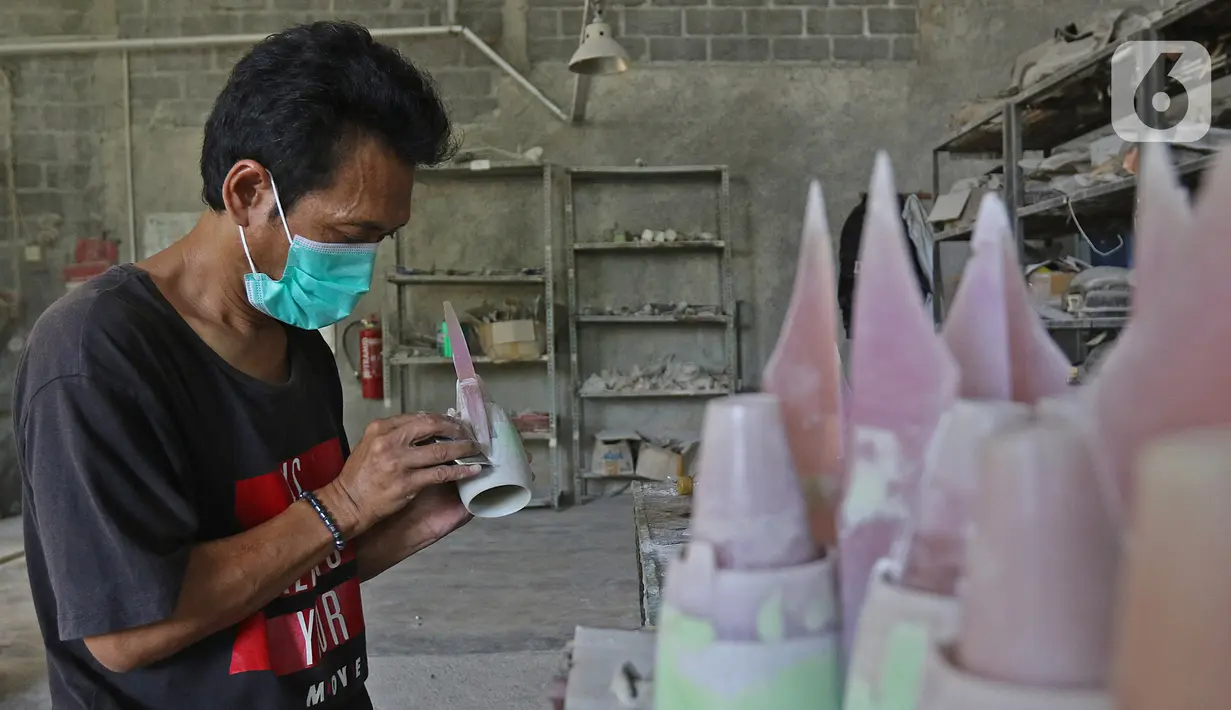 Pekerja menyelesaikan pembuatan miniatur pesawat di workshop Anglo Indonesian Aircraft Models di Cibinong, Kabupaten Bogor, Kamis (15/10/2020). Produk miniatur pesawat buatan Anglo Indonesian Aircraft Models ini telah diekspor ke beberapa negara. (Liputan6.com/Herman Zakharia)
