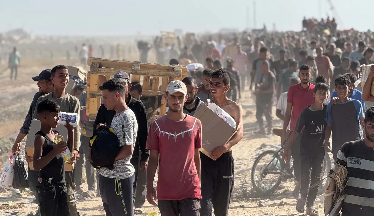 Ribuan warga Palestina menyerbu sebuah pusat distribusi bantuan baru yang dikelola sebuah kelompok yang didukung oleh Amerika Serikat di Gaza selatan pada tanggal 27 Mei 2025. (Foto oleh AFP)