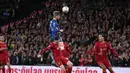 Penyerang Chelsea, Timo Werner mencoba melakukan sundulan ke gawang Liverpool pada pertandingan Final Carabao Cup di Stadion Wembley, London, Senin (28/2/2022). Liverpool memenangkan adu penalti 11-10 setelah pertandingan berakhir imbang 0-0. (AP Photo/Alastair Grant)