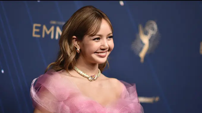 Pesona Lisa Blackpink saat hadir di Emmy Award 2025 tampil dengan gaun pink