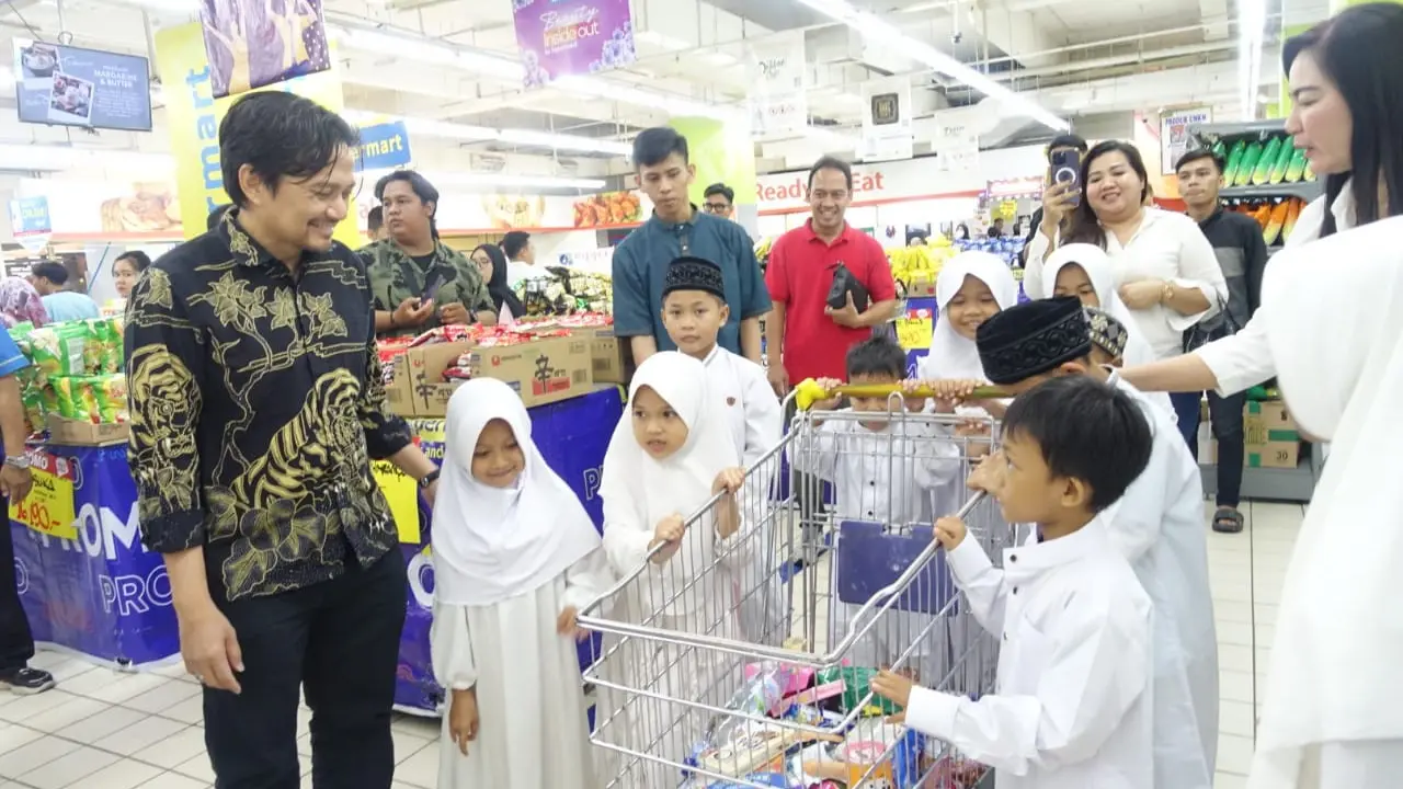 Bos Barito Putera Traktir Anak Yatim