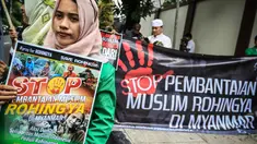 Massa yang mengatasnamakan Solidaritas Muslim Rohingya (SMR) berkumpul di depan Kedubes Myanmar, Jakarta, Jumat (25/11). Para pengunjuk rasa membawa spanduk sambil berorasi soal pembantaian kaum muslim Rohingya di Myanmar. (Liputan6.com/Faizal Fanani)