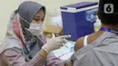 Pemerintah mewajibkan calon jamaah haji untuk melakukan vaksin meningitis sebagai upaya mitigatif bagi jamaah haji. (Liputan6.com/Herman Zakharia)