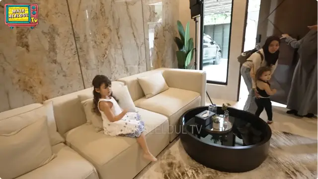 Ruang Tamu Rumah Maia Estianty (YouTube MAIA ALELDUL TV)