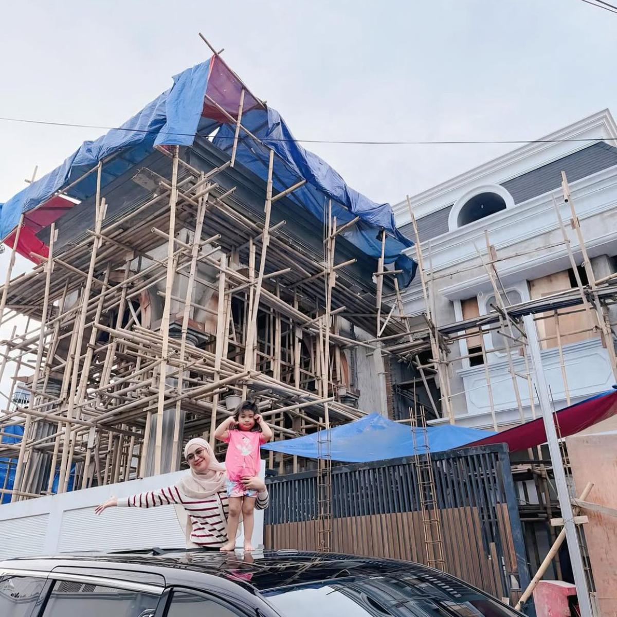 Moana dan Ria Ricis Kompak Kunjungi Proses Pembangunan Rumah, Kolam Renang Jadi Sorotan