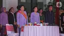 Istri Panglima TNI Laksamana TNI Yudo Margono, Veronica Yulis Prihayati (kiri) dan istri mantan Panglima TNI Jenderal TNI Andika Perkasa, Diah Erwiany Trisnamurti Hendrati (tengah) saat menghadiri acara serah terima jabatan Panglima di Mabes TNI, Cilangkap, Jakarta, Selasa (20/12/2022). Yudo Margono dilantik sebagai Panglima TNI oleh Presiden Joko Widodo pada 19 Desember 2022 berdasarkan Keputusan Presiden Republik Indonesia Nomor 91/TNI/2022 tentang Pemberhentian dan Pengangkatan Panglima Tentara Nasional Indonesia. (Liputan6.com/Faizal Fanani)