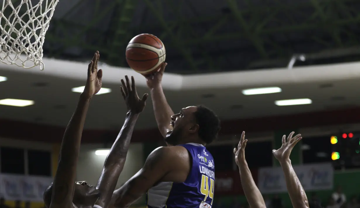 Pemain Satria Muda, Dior Lowhorn, berusaha mencetak poin saat menghadapi NSH Jakarta pada laga semi final IBL 2019 di GMSB Kuningan, Jakarta, Jumat(8/3). (Bola.com/Yoppy Renato)