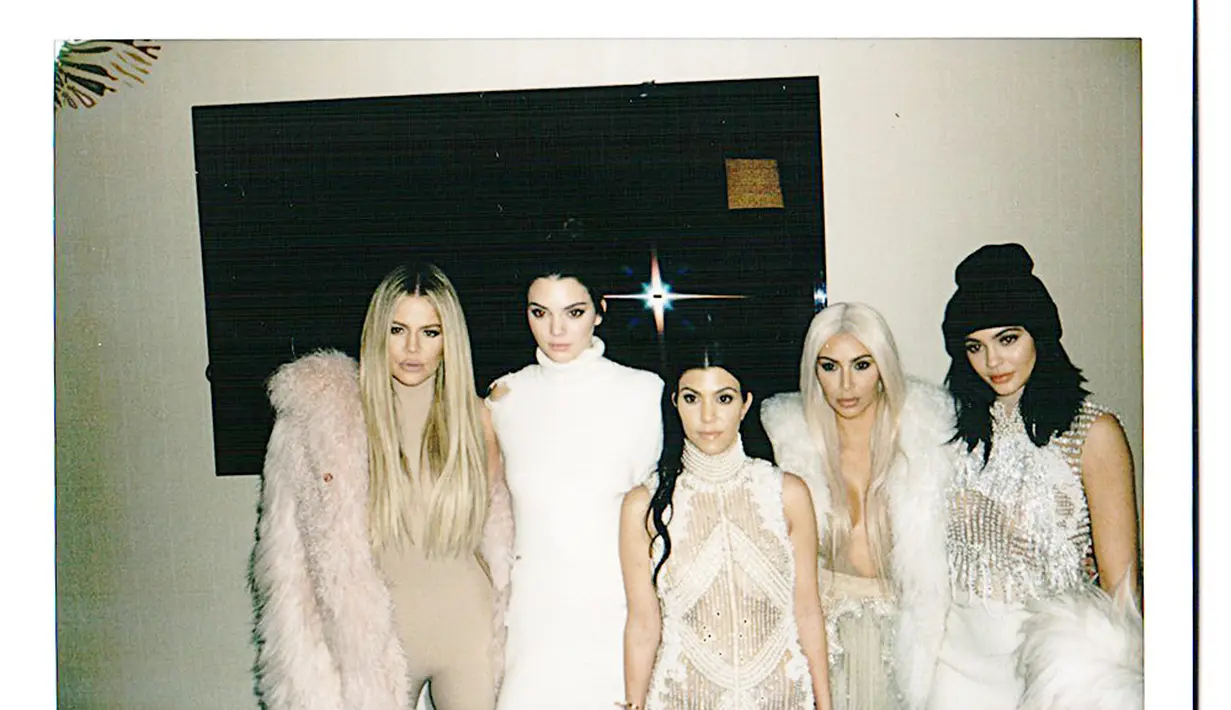 Keluarga Kardashian-Jenner di Yeezy Show 11 Februari 2016. (TRACYBAILEYJR/BFA/REX/SHUTTERSTOCK/HollywoodLife)