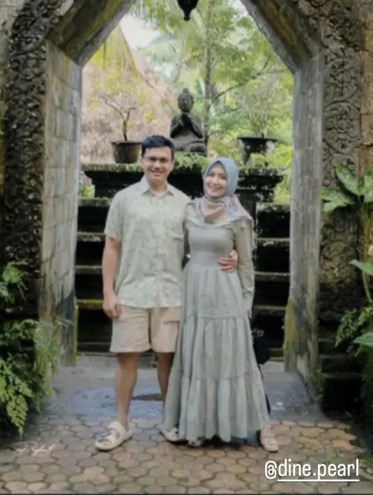 Sahrul Gunawan dan istrinya Dine Mutiara kerap tampil terkoordinasi dalam warna baru yang sama, termasuk saat honeymoon. [Foto: Instagram @sahrulgunawanofficial]