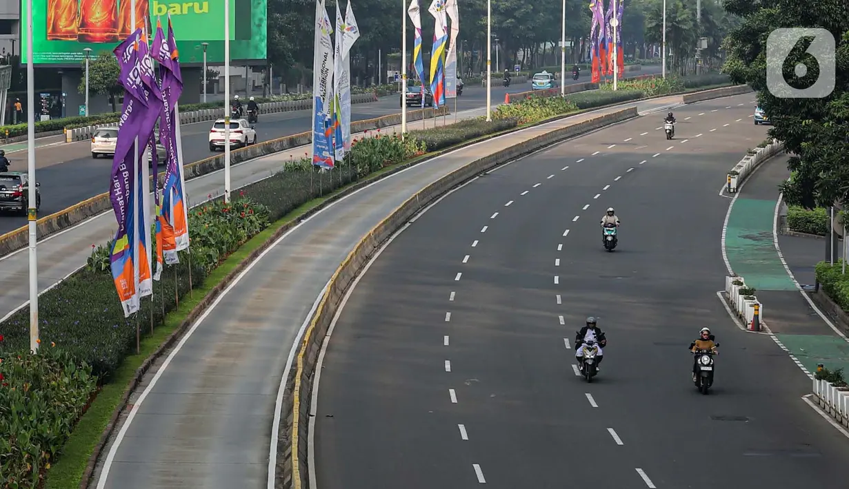 Hanya sesekali terlihat beberapa kendaraan yang melintas di jalan Jenderal Sudirman Jakarta. (Liputan6.com/Angga Yuniar)