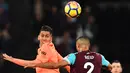 Penyerang Liverpool, Roberto Firmino (kiri) berebut bola udara dengan bek West Ham, Winston Reid saat bertanding pada lanjutan Premier League di Olympic Stadium, London, Sabtu (4/11). Liverpool menang telak 4-1 atas West Ham. (AFP Photo/Ben Stansall)