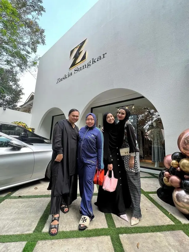 6 Potret Acara Pembukaan Butik Baru Zaskia Sungkar, Dihadiri Teman Artis
