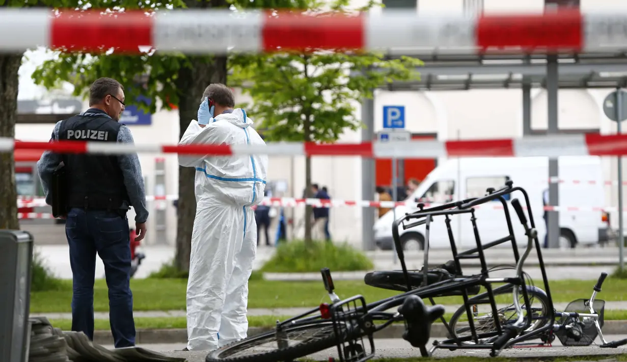 Garis polisi dipasang di sekita lokasi penyerangan di stasiun kereta komuter S-Bah di Grafing, kota di Munich, Jerman selatan, Selasa (10/5). Seorang pria bersenjatakan pisau menyerang penumpang dan mengakibatkan satu orang tewas. (REUTERS/Michaela Rehle)