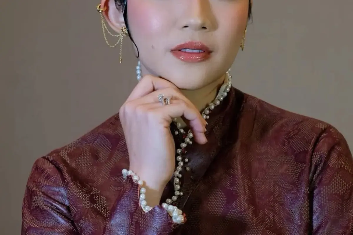 Dramatis dan Berani, Intip Detail Makeup dan Rambut Vintage Febby Rastanty di Gala Premiere Narik Sukmo