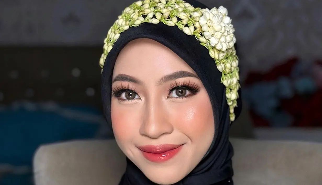 Pulasan makeup flawless nuansa coral membuat wajah kakak Abidzar Al Ghifari itu makin segar.  [@rasya_shakira/@vivithalib]