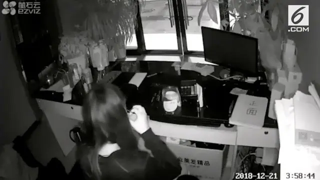 VIDEO: Kocak, Pencuri Berdandan Sebelum Melarikan Diri