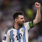 Lionel Messi berselebrasi setelah mencetak gol pembuka Argentina dalam pertandingan Grup C Piala Dunia 2022 melawan Meksiko di&nbsp;Lusail Iconic Stadium, Minggu, 27 November 2022. Argentina menang 2-0. (Fabio Ferrari/LaPresse via AP)