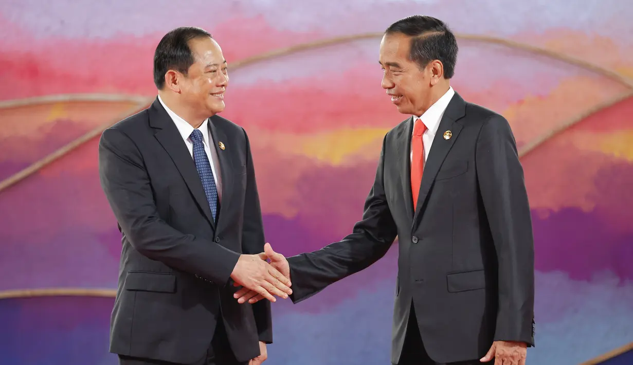 Presiden Indonesia Joko Widodo atau Jokowi (kanan)  menyambut Perdana Menteri Laos Sonexay Siphandone dalam Konferensi Tingkat Tinggi (KTT) Ke-42 ASEAN di Labuan Bajo, Nusa Tenggara Timur, Rabu (10/5/2023). (Willy Kurniawan/Pool Photo via AP)