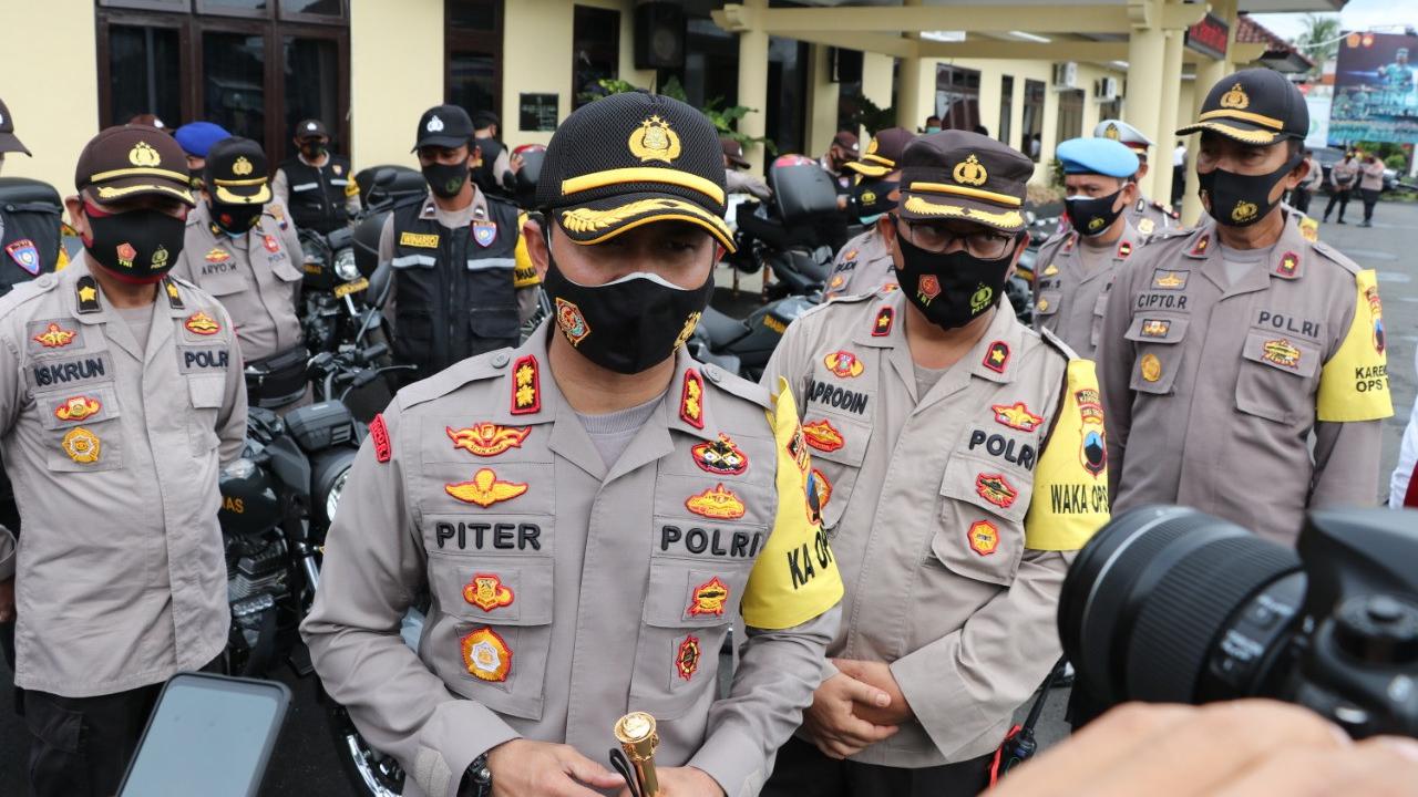 Kapolres Kebumen, AKBP Piter Yanottama memerintahkan anggotanya untuk menindak tegas penyala petasan dan pelanggar prokes pencegahan Covid-19 pada malam tahun baru. (Foto: Liputan6.com/Polres Kebumen)