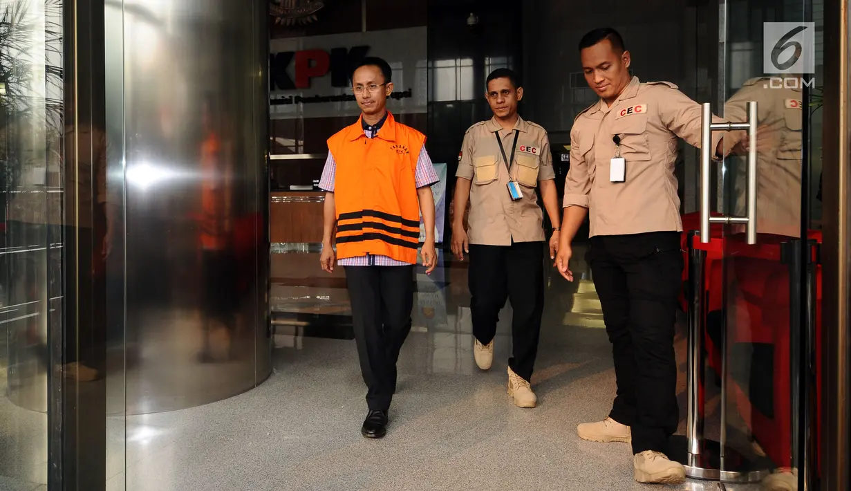 Bupati Pamekasan Achmad Syafii (kiri) meninggalkan gedung KPK usai menjalani pemeriksaan, Jakarta, Rabu (9/8). Achmad Syafii menjalani pemeriksaan perdana pasca ditetapkan sebagai tersangka dan ditahan KPK. (Liputan6.com/Helmi Fithriansyah)