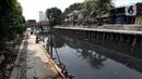 Suasana saat pekerja mengerjakan proyek pembangunan tanggul bantaran Kali Anak Ciliwung di RT 001 RW 008 Ancol, Pademangan, Jakarta Utara, Kamis (19/12/2019). Pembangunan tanggul untuk mencegah amblesnya bantaran sungai seperti pada akhir tahun 2018 lalu. (Liputan6.com/Johan Tallo)