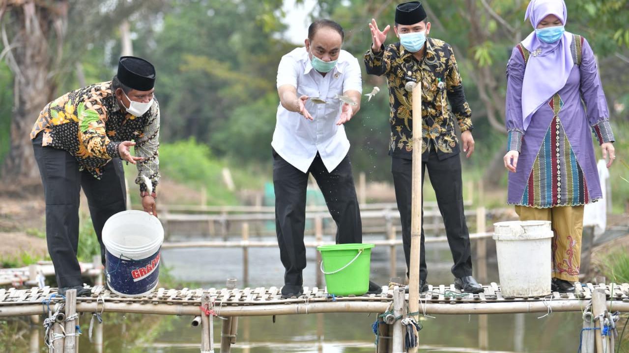 Wakil Menteri Desa, Pembangunan Daerah Tertinggal, dan Transmigrasi (PDTT) Budi Arie Setiadi mengunjungi Muara Gembong, Kabupaten Bekasi, Jawa Barat.