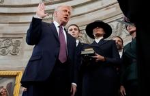 FOTO: Momen Donald Trump Ucap Sumpah saat Dilantik Jadi Presiden Amerika Serikat, Posisi Tangan Jadi Sorotan