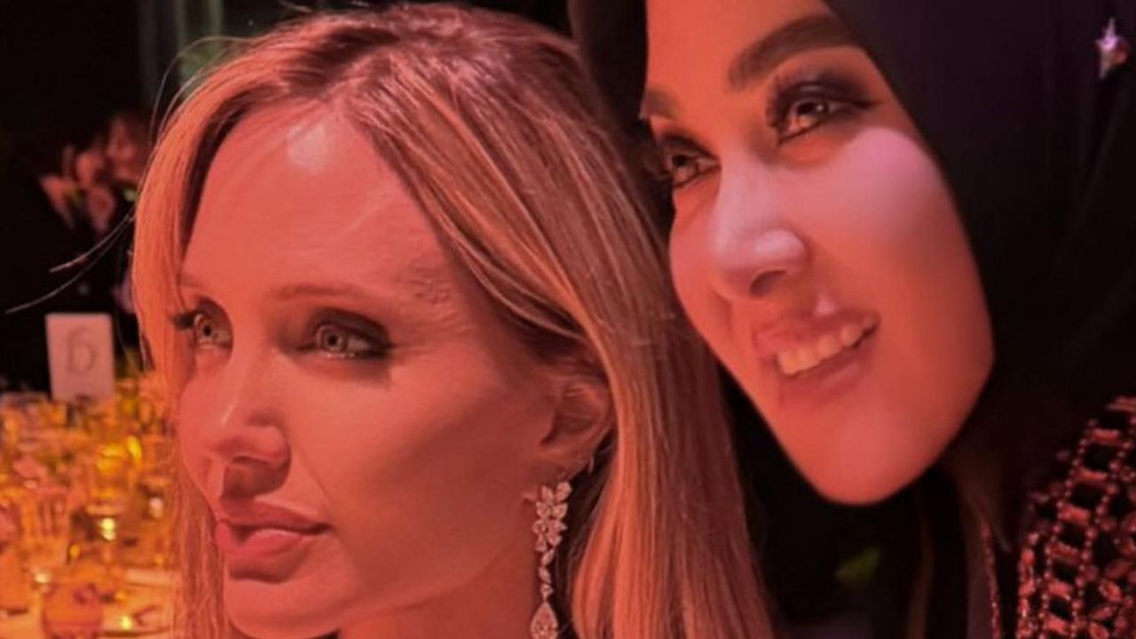 Tak Hanya Angelina Jolie, Syahrini Asik Foto Bareng dengan Istri Presiden Soekarno di Gala Dinner Cannes 2025