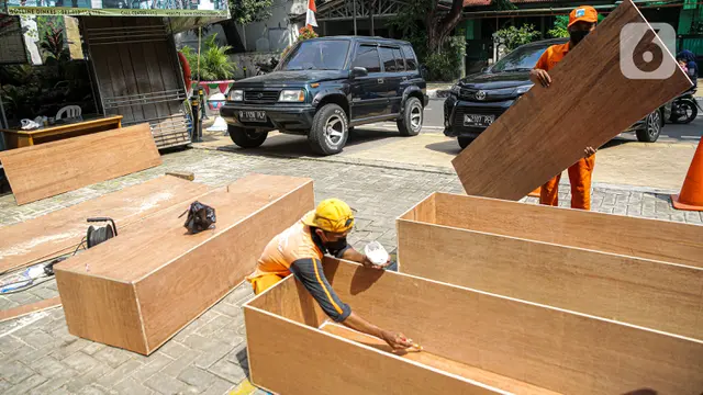 Petugas PPSU Kelurahan Kayu Putih Inisiatif Buat Peti untuk Jenazah Covid-19