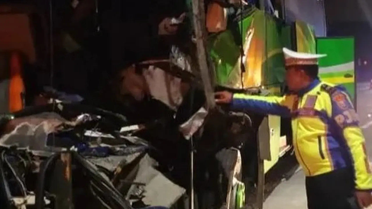 Kecelakaan bus SMP PGRI 1 Malang di Tol Jombang tewaskan dua orang. (Istimewa)