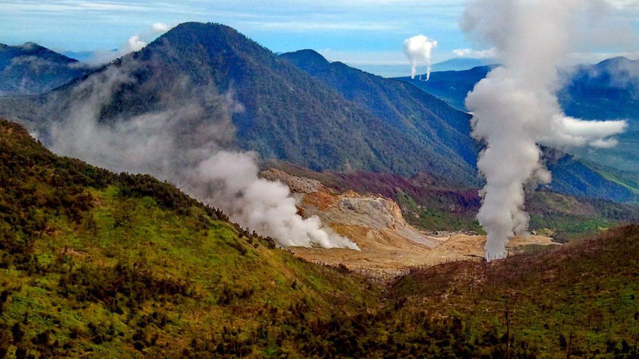 2. Gunung Papandayan (2,665 mdpl)