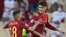 Spanyol berhasil memecah kebuntuan pada menit ke-25 usai mencetak gol melalui striker Alvaro Morata (kanan) yang menerima umpan dari Gerard Moreno. Spanyol unggul 1-0. (Foto: AP/Pool/Thanassis Stavrakis)