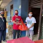 Tim Saber pungli membagikan sembako di kawasan Jakarta Timur. (Istimewa)