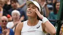 Petenis Inggris, Johanna Konta bereaksi usai mengalahkan petenis Rumania, Simona Halep pada perempat final turnamen Wimbeldon 2017 di London, Selasa (11/7). Konta berhasil mengalahkan Halep dalam pertarungan sengit 2 jam 39 menit. (GLYN KIRK/AFP)