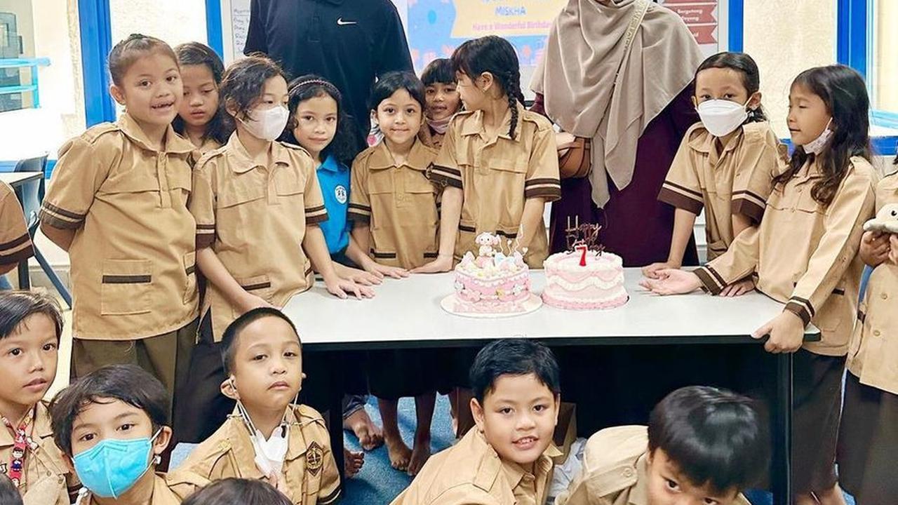 Meski Cerai Tetap Kompak Demi Anak
