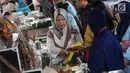 Pedagang melayani pembeli yang mencari makanan dan minumam untuk berbuka puasa atau takjil di kawasan Bendungan Hilir atau Benhil, Jakarta, Senin (6/5/2019). Kawasan Benhil menjadi tempat warga dan pekerja kantoran untuk berburu menu takjil setiap Ramadan. (Liputan6.com/Herman Zakharia)
