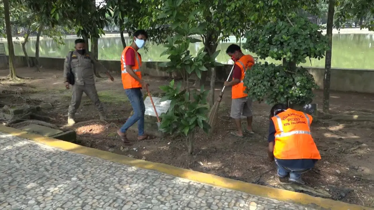 Sanksi Sosial Pelanggar PSBB Palembang, Mulai Dari Menyapu Hingga Sikat Toilet