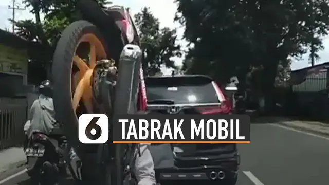 Kejadian tidak terduga dialami oleh pemotor ini karena mobil didepannya mengerem dadakan.