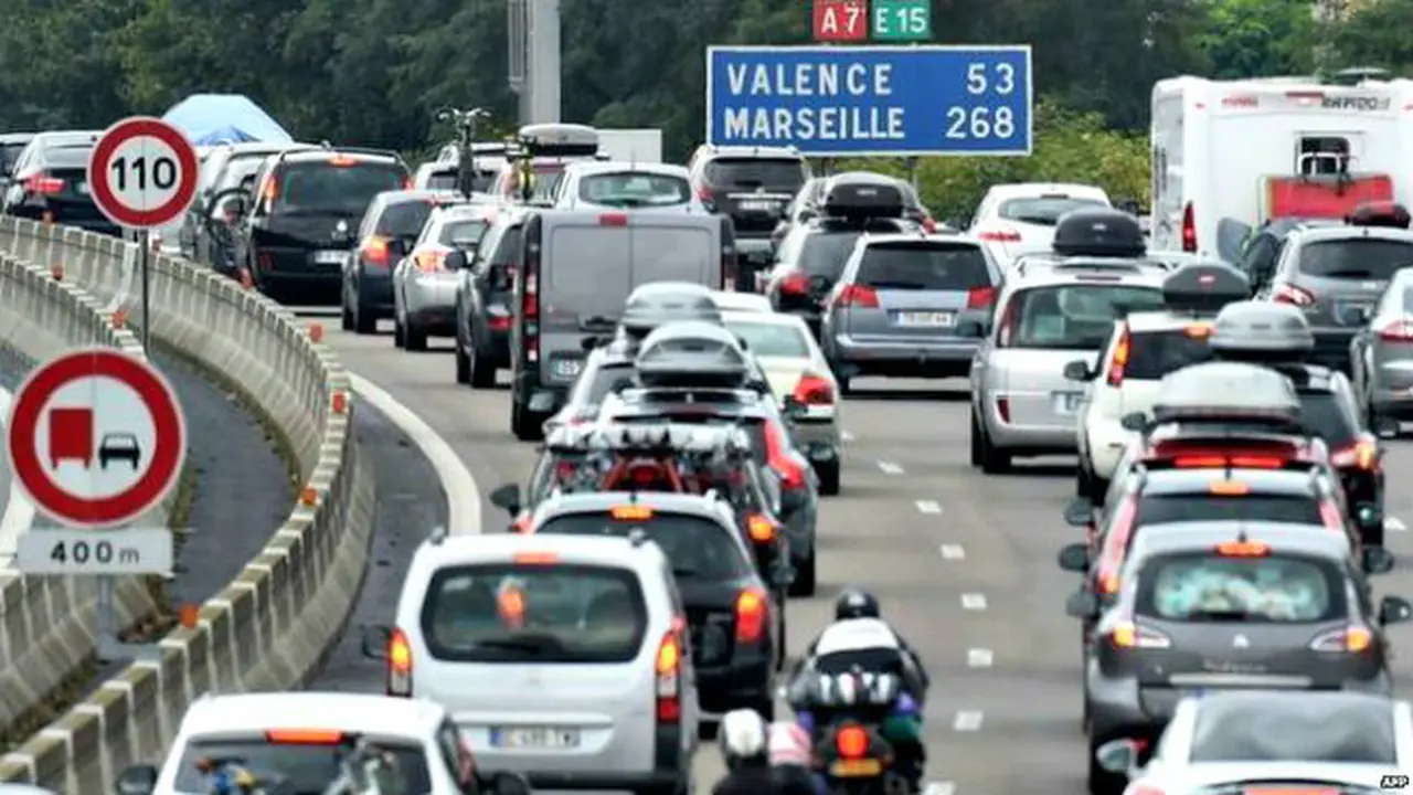 Anak 3 Tahun Ditinggal Orangtuanya di Jalan Tol