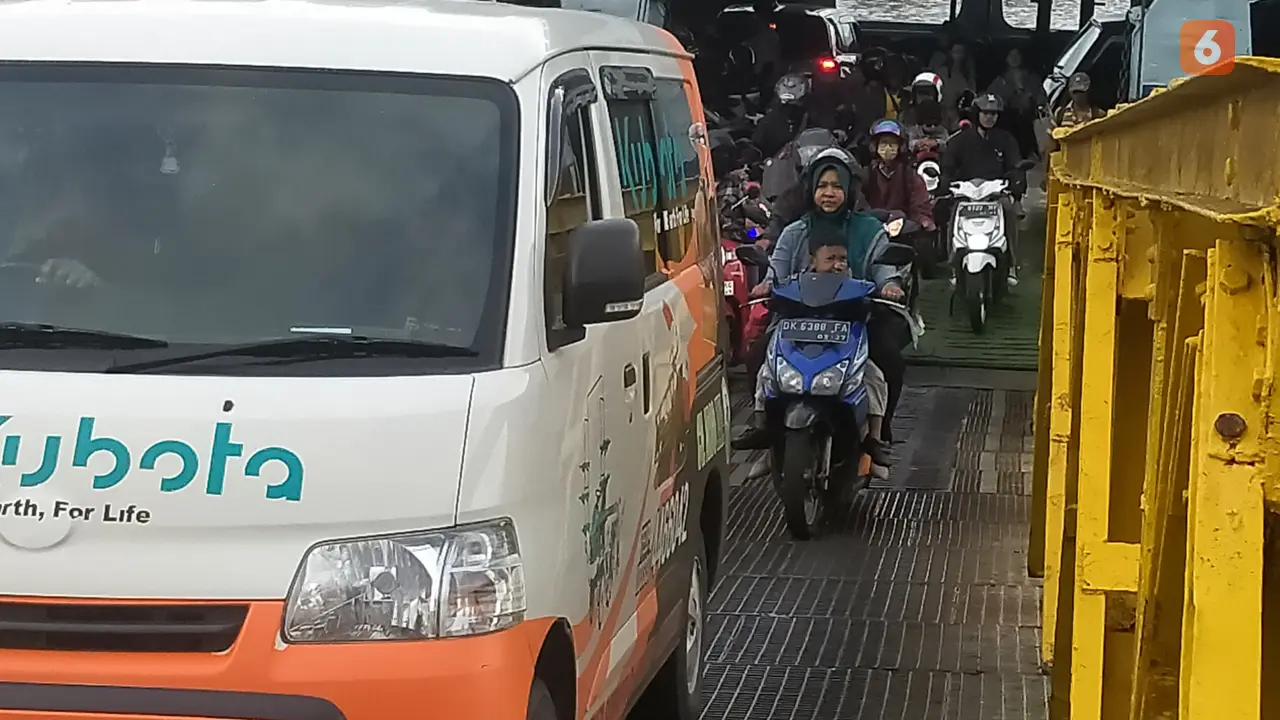 Kedatangan penumpang dari Pelabuhan Gilimanuk Bali pada arus mudik Lebaran 2023 (Hermawan Arifianto/Liputan6.com)